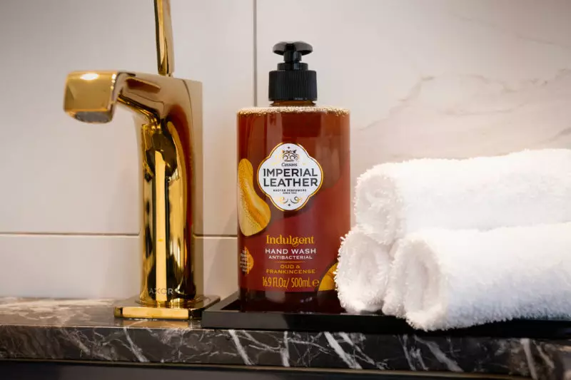 CUSSONS IMPERIAL LEATHER INDULGENT ANTIBACTERIAL HAND WASH OUD & FRANKINSCENCE 500ML